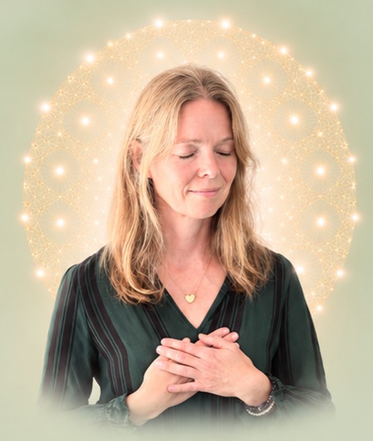 Steffi Engel mit geschlossenen Augen und den Händen auf dem Herzen, umgeben von einem leuchtenden Mandala